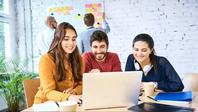 Personas participando en proyectos de emprendimiento