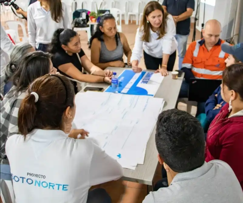 Equipo de trabajo en reunión de gestión de proyectos